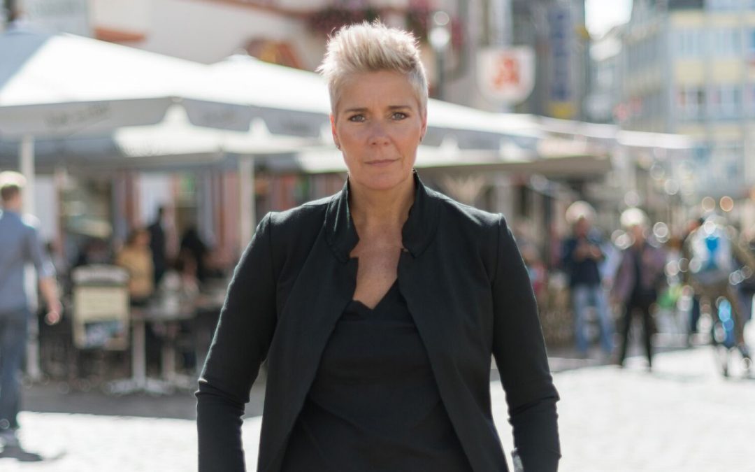 judith-holthausen_2horn-marketing_ueber-mich-slide